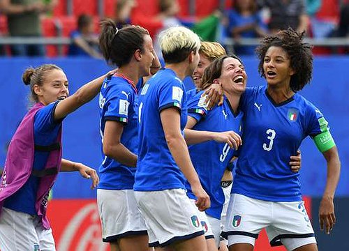 È il momento di realizzare il sogno del professionismo nel calcio femminile italiano